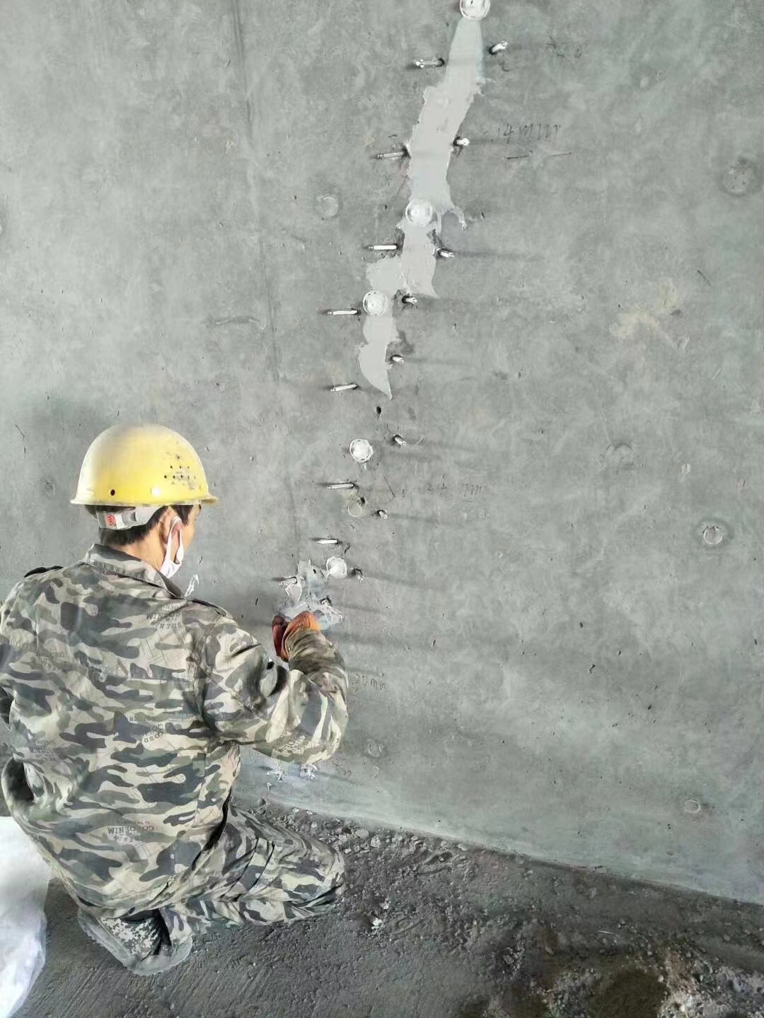 山海关混凝土楼板裂缝加固施工的方案